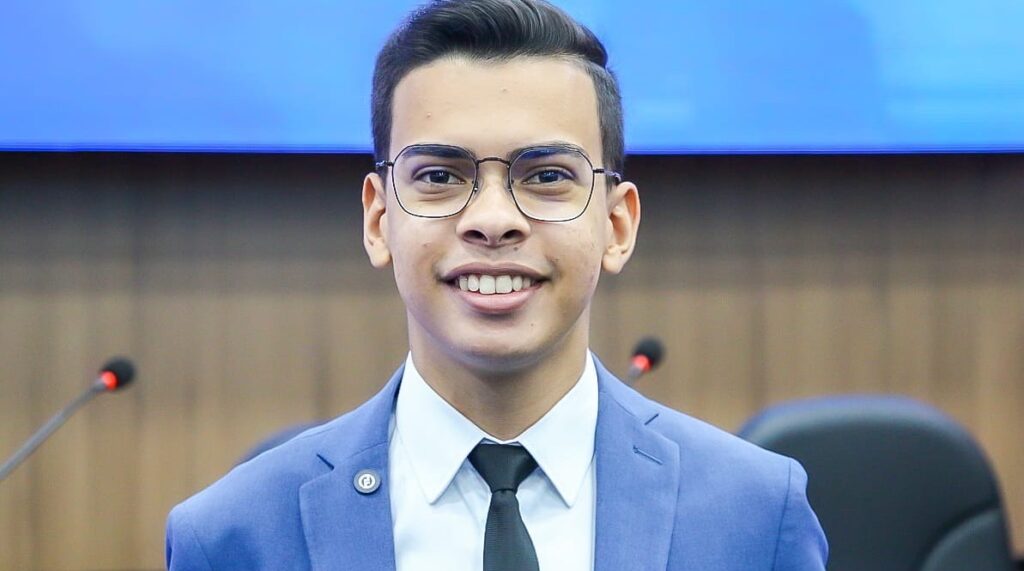 Jônatas Kaiky será o primeiro entrevistado do quadro “Voz e Representação”, neste sábado (03), às 17h30