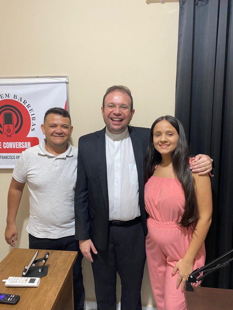 Em participação no Pode Conversar, Padre Fabrício defende novos métodos para anunciar Jesus