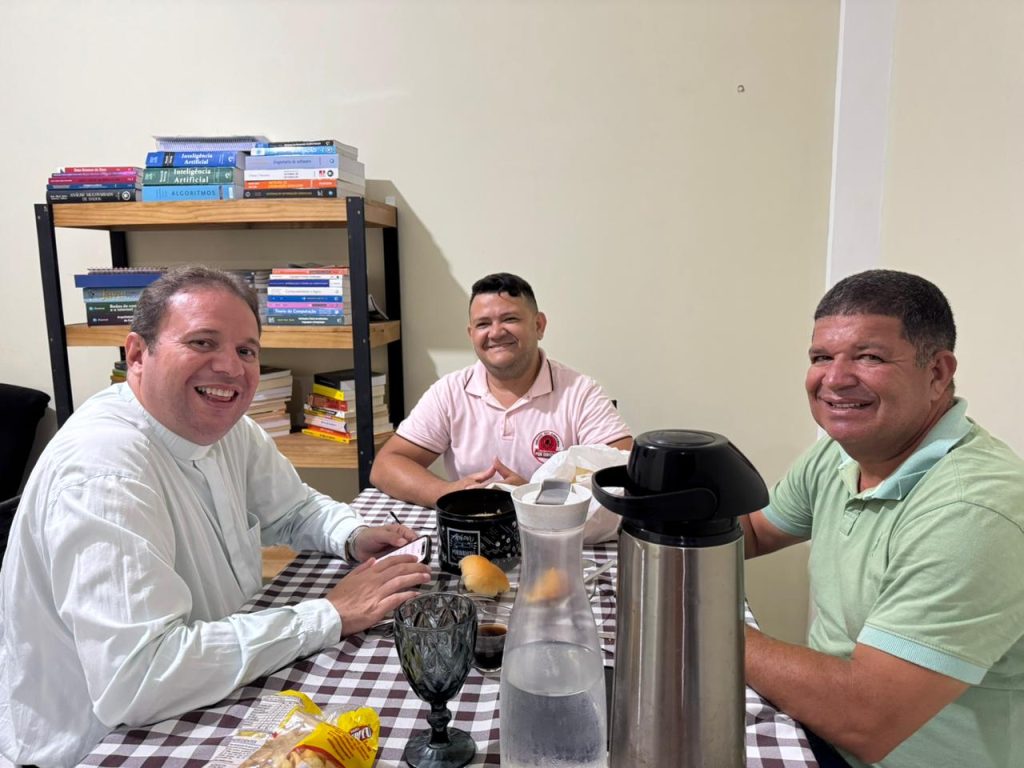 Padre Fabrício retorna ao Podcast Pode Conversar e realiza bênção especial no estúdio