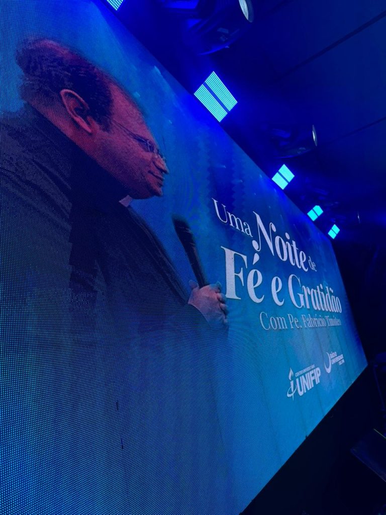 Patos vive noite de fé e emoção em celebração com Padre Fabrício
