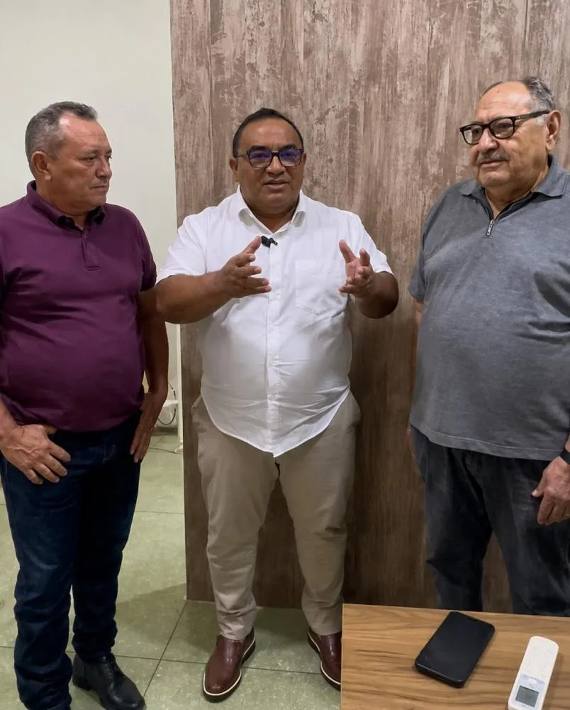 Marcos Eron recebe apoio de ex-candidato a prefeito e ex-presidente da Câmara, Augusto Antas, e do ex-prefeito Dr. Wilian Teotônio, em Santana dos Garrotes
