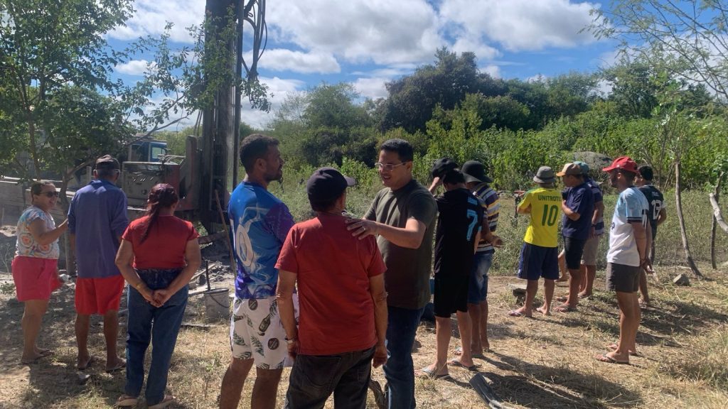 Vereador Junior Lacerda acompanha perfuração de poço artesiano na comunidade Fabrício, em Conceição-PB