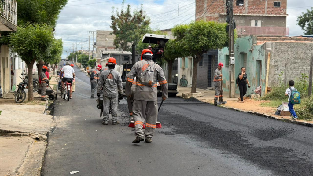 Moradores comemoram chegada do recapeamento asfáltico no bairro da Vitória, em Patos