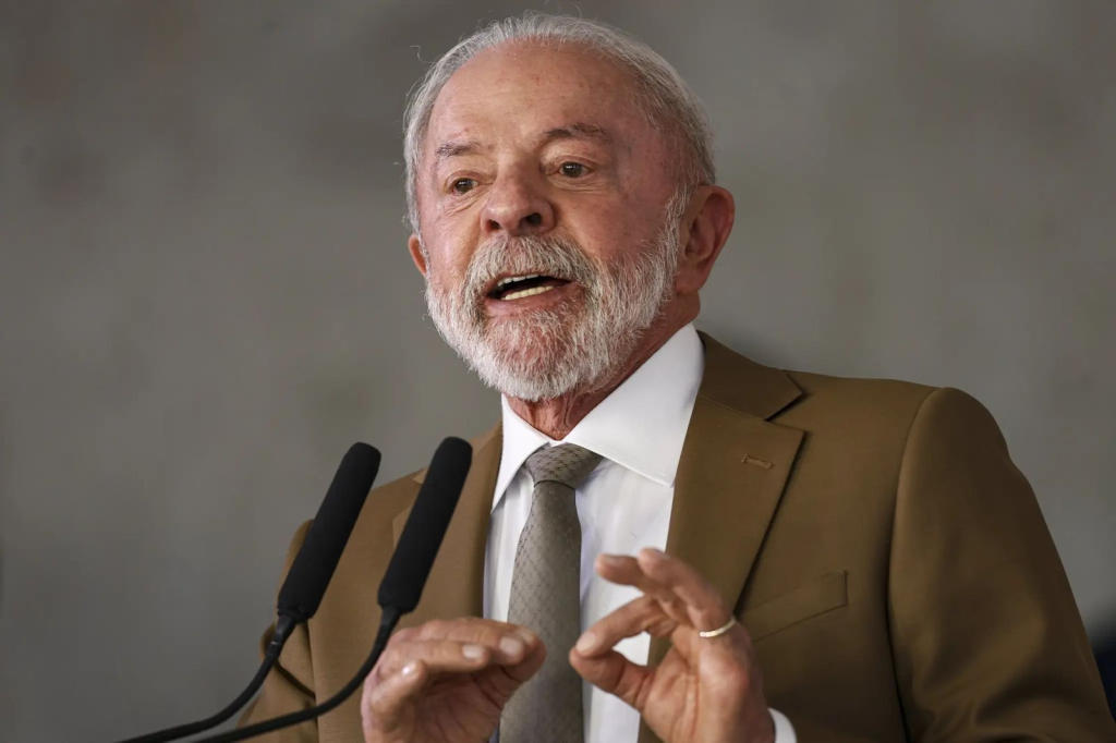 Lula assina medida que acaba com “taxa das blusinhas” às vésperas da eleição e decisão repercute nas redes