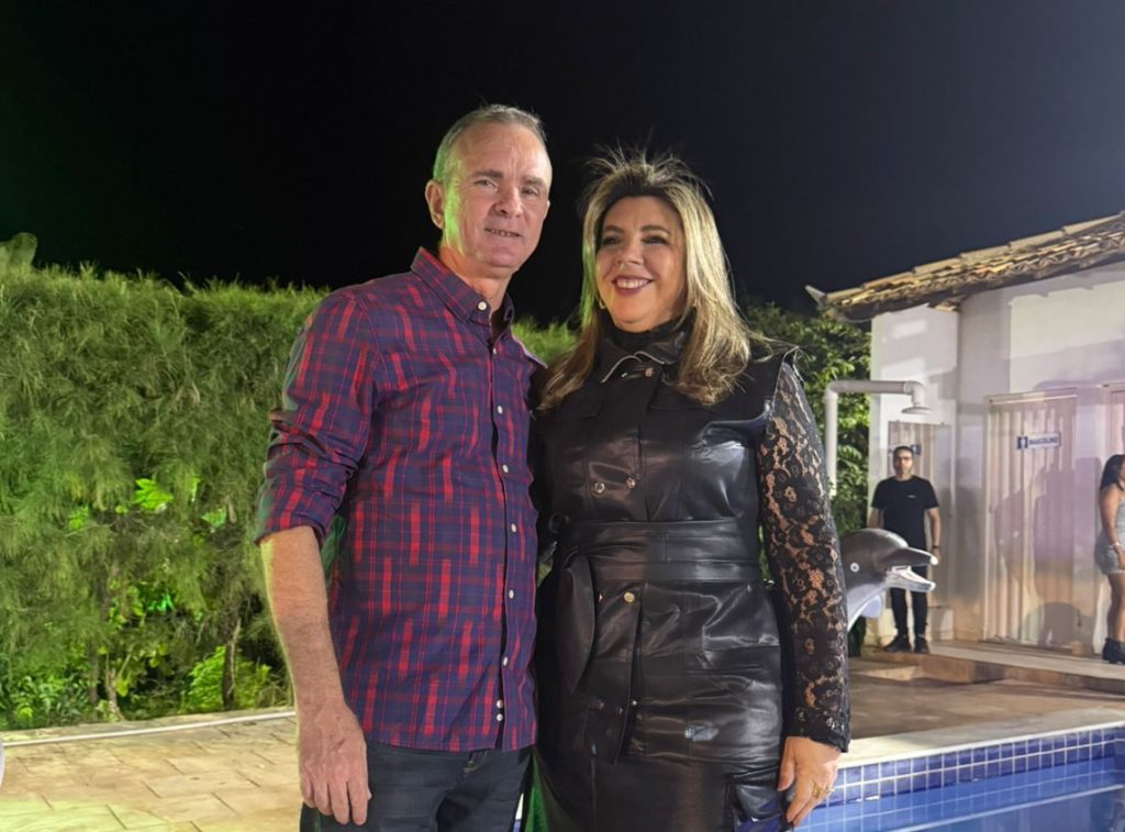 Deputado Nilson Lacerda prestigia São João da OAB em Itaporanga ao lado da esposa e de amigos
