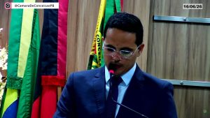 Vereador Júnior Lacerda enaltece ex-vereadores e destaca trajetória de Nilson Lacerda em sessão solene