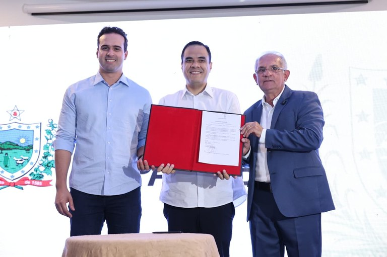 Lucas Ribeiro e ministro assinam convênio para qualificar profissionais do turismo
