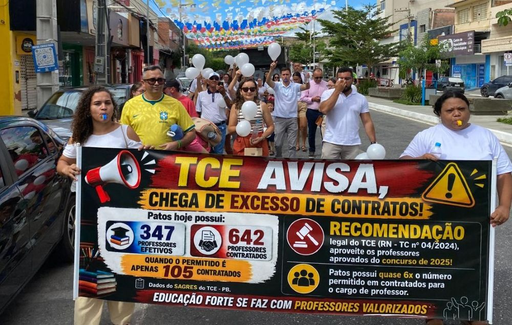 Professores do cadastro de reserva fazem caminhada e exigem convocação dos aprovados no concurso da Prefeitura Municipal de Patos 