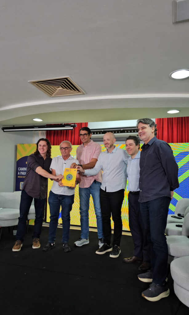 Pré-candidato ao Senado, André Gadelha entrega documento “Caminhos para a Paraíba” a Cícero Lucena e reforça unidade do grupo para 2026.