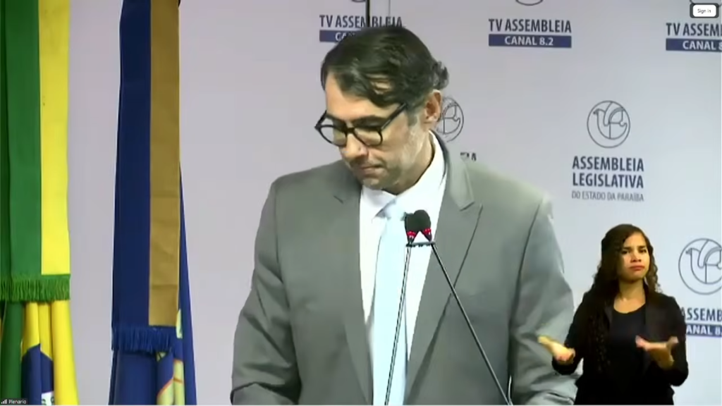 André Gadelha cobra explicações sobre CPI do Esgoto, atrasos em programas e pagamentos a médicos