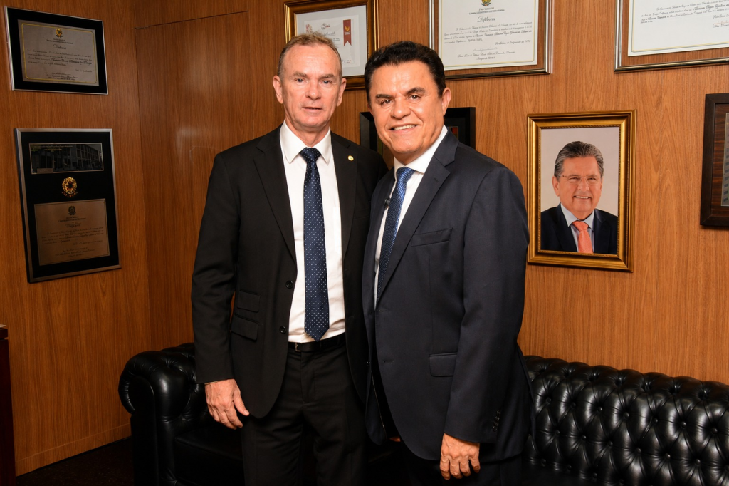 Deputado Nilson Lacerda prestigia solenidade de entrega da Medalha Epitácio Pessoa a Wilson Santiago