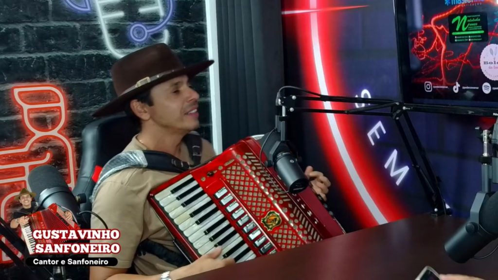 Gustavinho Sanfoneiro relembra início da carreira e destaca valorização da cultura nordestina em entrevista ao Pode Conversar