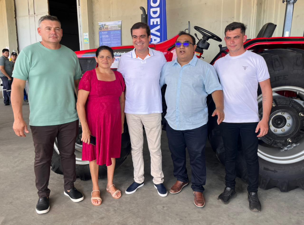 Marcos Eron articula entrega de trator para associação rural em Bonito de Santa Fé