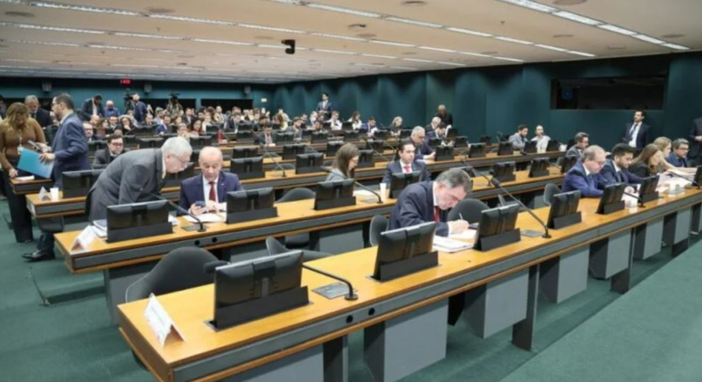 CCJ da Câmara dá primeiro aval a PEC que extingue aposentadoria compulsória como punição para magistrados
