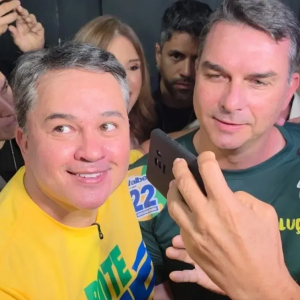 Efraim Filho aposta em vitória de Flávio Bolsonaro e diz que eleitor de centro voltará à direita até as eleições
