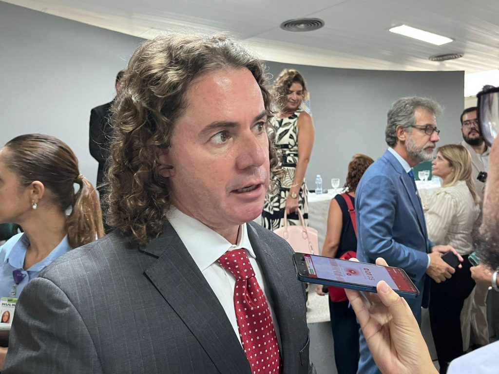 Veneziano cobra transparência e protagoniza embate com Nabor durante debate da TV Master