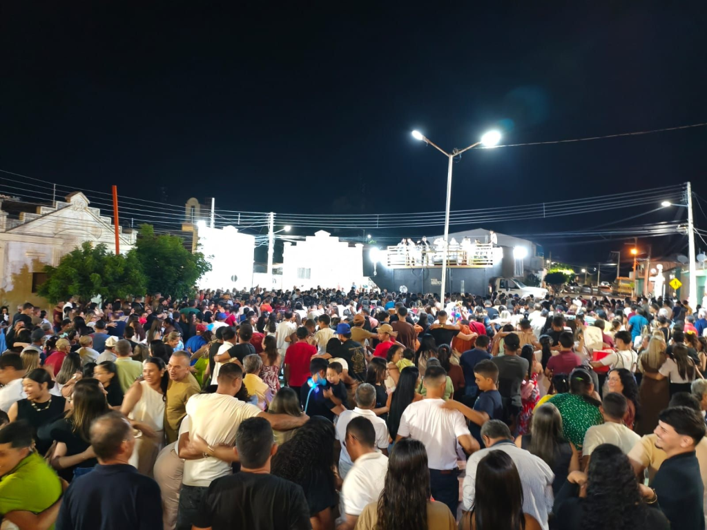 Multidão toma as de Cacimba de Areia em noite de louvor a Deus com Padre Fabrício Timóteo