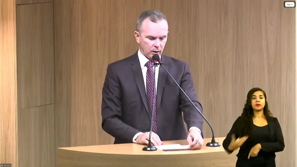 Nilson Lacerda cobra ampliação dos serviços de saúde no Vale do Piancó durante discurso na Assembleia