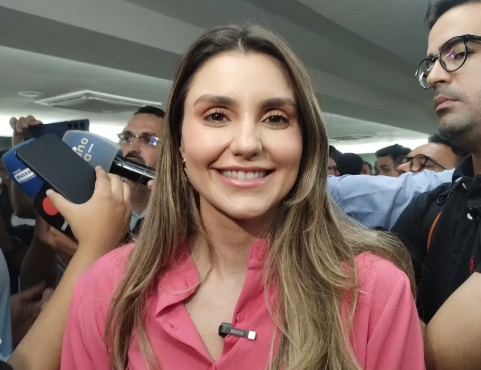 Grávida, primeira dama de CG, Juliana Cunha Lima desiste de disputar vice na chapa de Efraim Filho