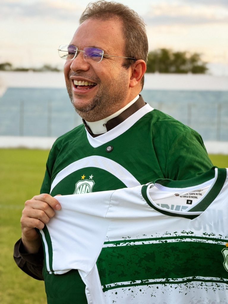 Padre Fabrício entra em campo pelo Nacional, reforça campanha do sócio-torcedor e venda de camisas retrô