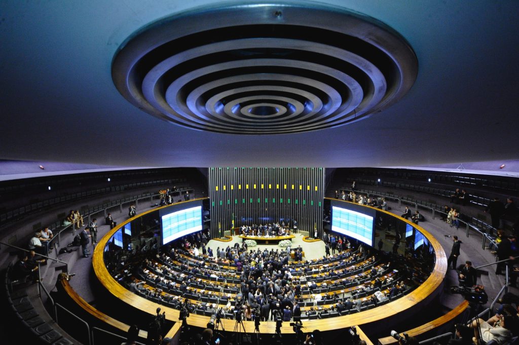 CCJ do Senado aprova PEC que prevê fim da escala 6×1; proposta ainda precisa passar pelo plenário