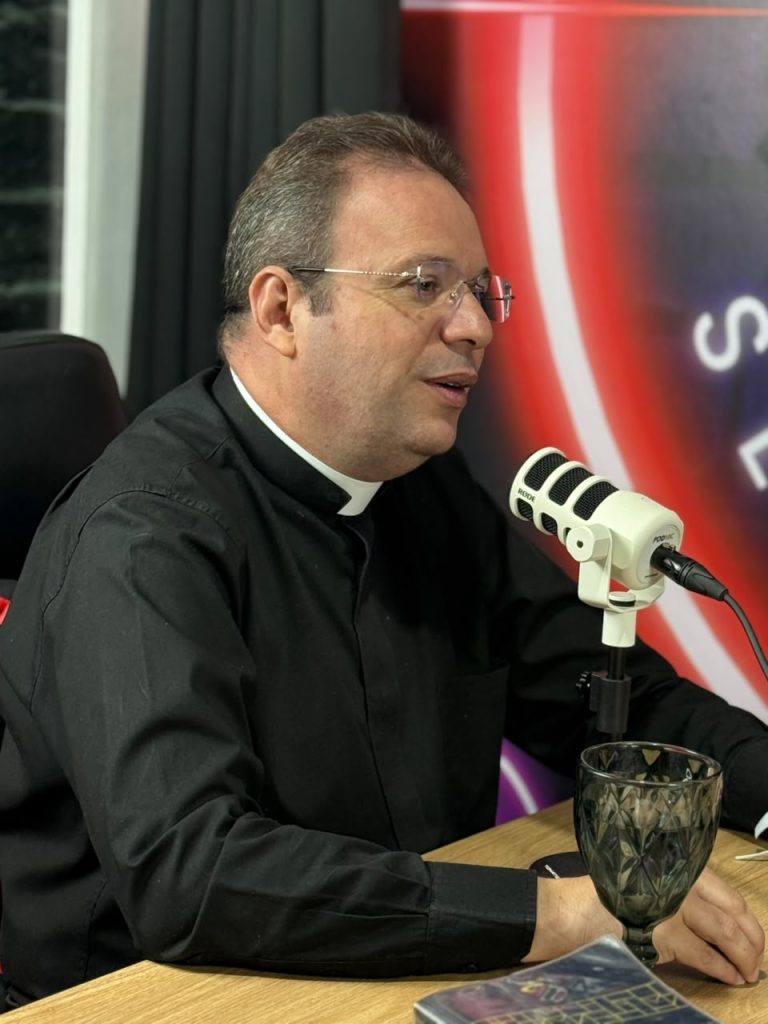 Padre Fabrício fala sobre fé, perdão, superação, corrida solidária e anuncia novo devocional no Pode Conversar