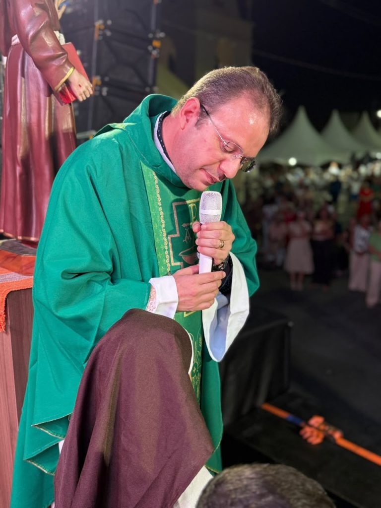 Padre Fabrício movimenta Patos e Quixaba com corrida, missa e louvor