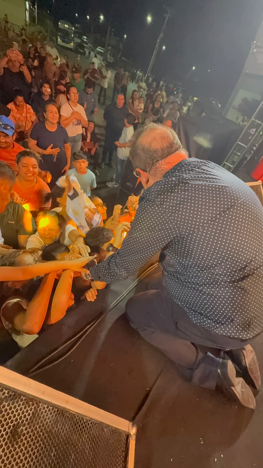 Padre Fabrício celebra São Francisco e conduz noite de louvor em Quixaba