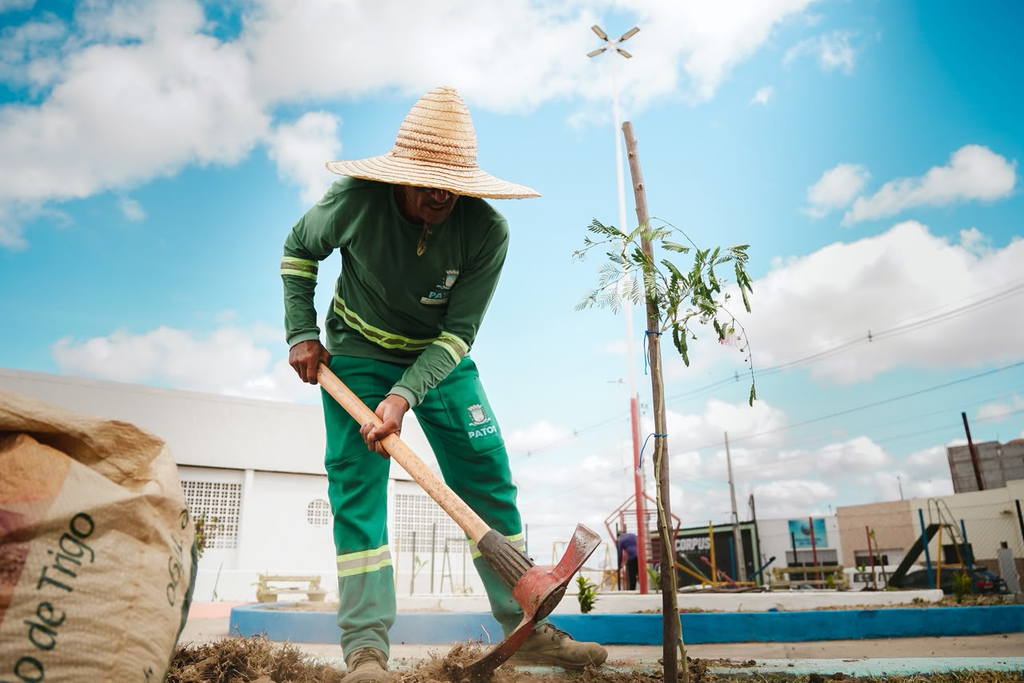 Praça Coração do Jatobá recebe ação de arborização e revitalização em Patos